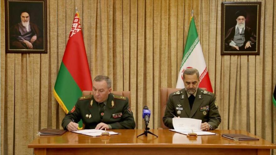 Los ministros de Defensa de Irán (dcha.) y Bielorrusia firman documentos de cooperación, Teherán, 31 de julio de 2023.
