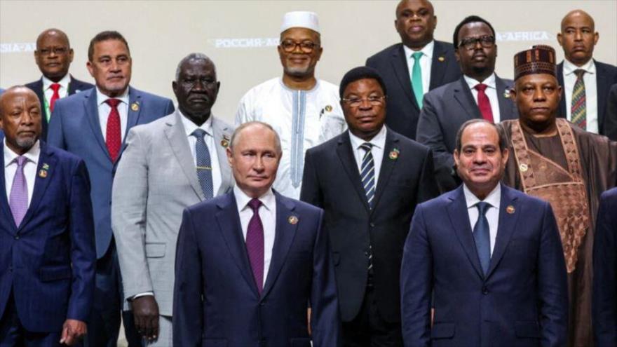 El presidente ruso, Vladimir Putin, y los asistentes a la cumbre Rusia-África posan para una foto de familia en San Petersburgo, Rusia, 28 de julio de 2023.