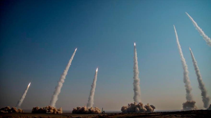 El Cuerpo de Guardianes de Irán prueba varios misiles balísticos durante una maniobra militar. (Foto: Sepahnews)
