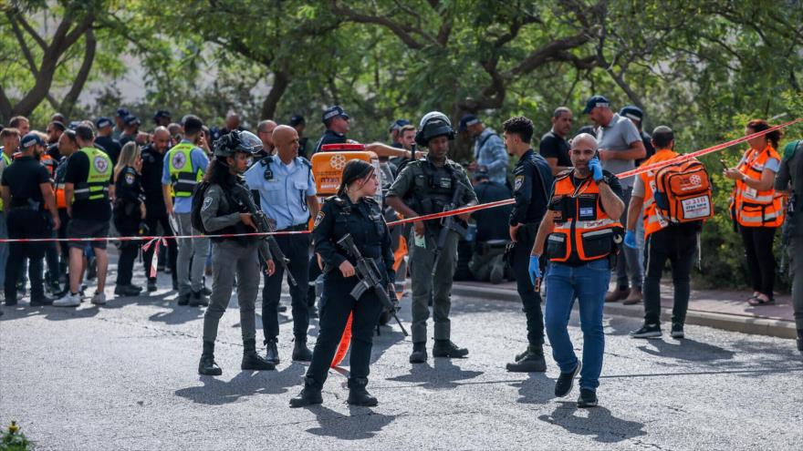 Policía y personal de rescate acorralan el lugar de operación antisionista en el asentamiento ilegal Maale Adumim en Cisjordania, 1 de agosto de 2023.