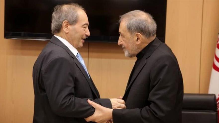  Ali Akbar Velayati, asesor del Líder de Irán (dcha.) y el canciller sirio, Faisal al-Miqdad, Teherán, 1 de agosto de 2023.