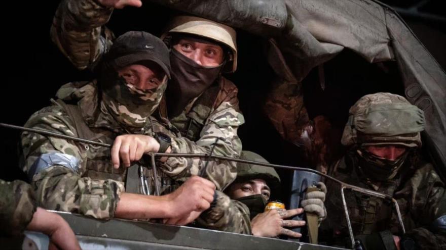 Miembros del Grupo Wagner en un vehículo militar en el sur de Rusia. (Foto: AFP)