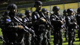 Bukele cerca un departamento en El Salvador en busca de pandilleros