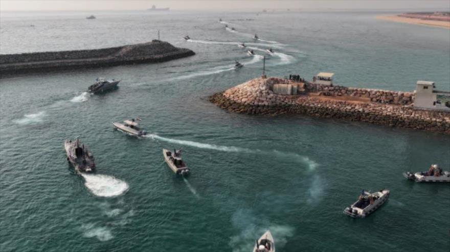 La Fuerza Naval del Cuerpo de Guardianes de Irán lleva a cabo un ejercicio militar en el Golfo Pérsico, 2 de agosto de 2023. (Foto: Farsnews)