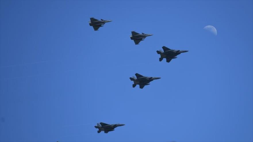 Los cazas F-15K de Corea del Sur, y los Rafale de Francia sobrevuelan la ciudad meridional de Gimhae, 25 de julio de 2023.