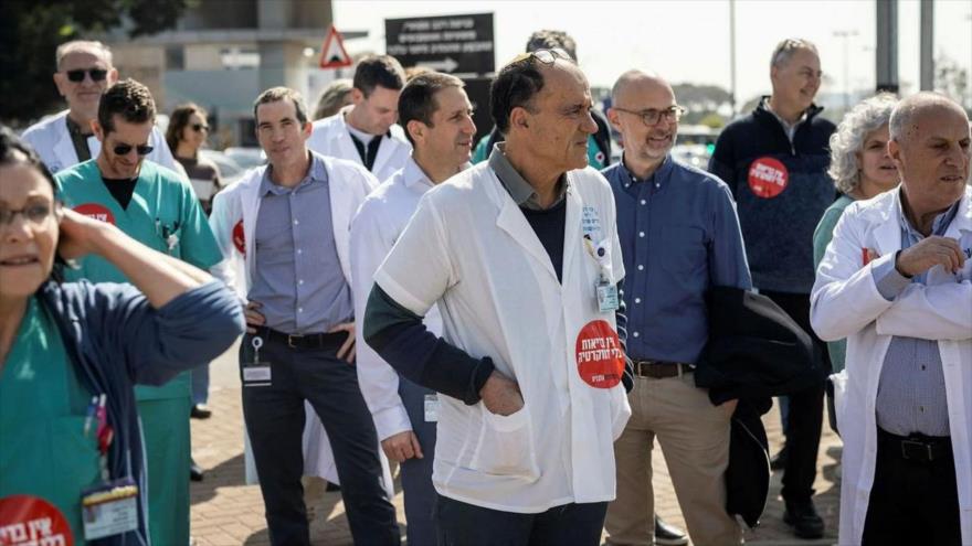 Médicos israelíes durante una protesta.