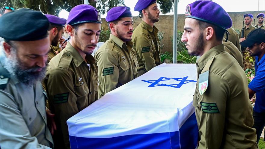 Los soldados israelíes llevan el ataúd de su compañero muerto en una operación en Cisjordania, 12 de octubre de 2022. 