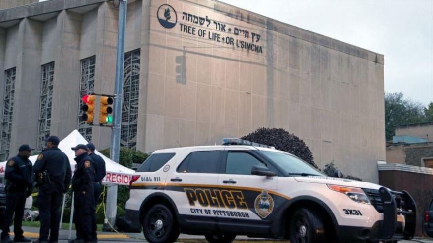 Policías custodian la sinagoga Tree of Life luego del tiroteo del sábado en Pittsburgh, Pensilvania, EE.UU., 28 de octubre de 2018.