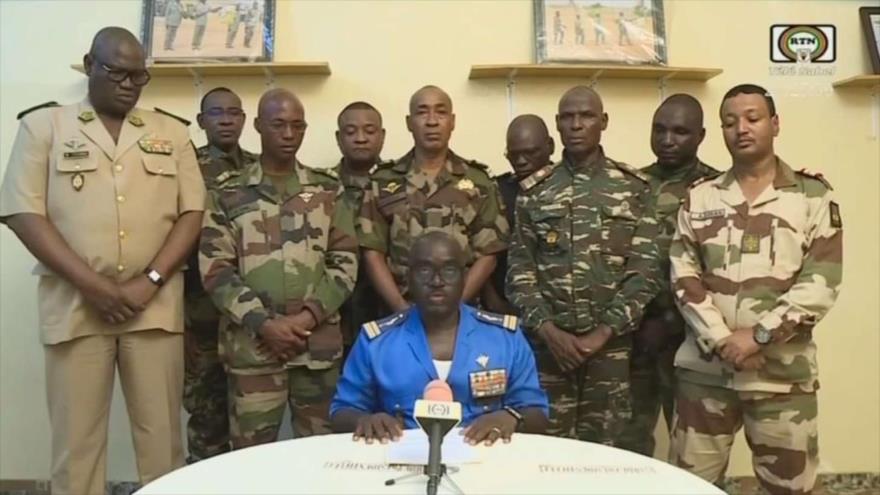 El coronel Amadou Abdramane, portavoz de la junta militar en Níger hablando durante una declaración televisada, julio de 2023. (Foto: AFP)

