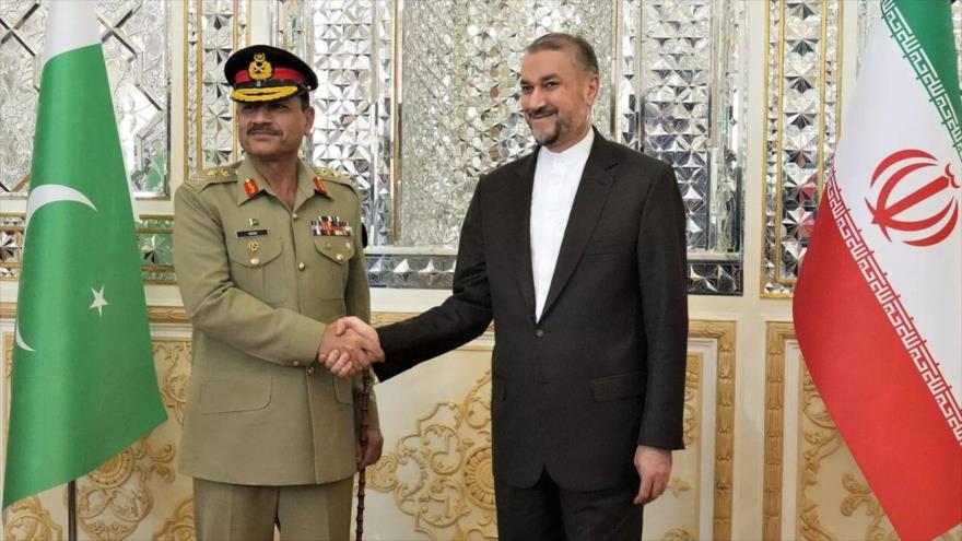 El canciller iraní, Hosein Amir Abdolahian (dcha.), y el jefe del Estado Mayor del Ejército de Pakistán, el teniente general Asim Munir, en Teherán.