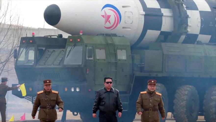 El líder norcoreano, Kim Jong-un, camina frente a un misil balístico intercontinental en marzo de 2022. (Foto: KCNA)