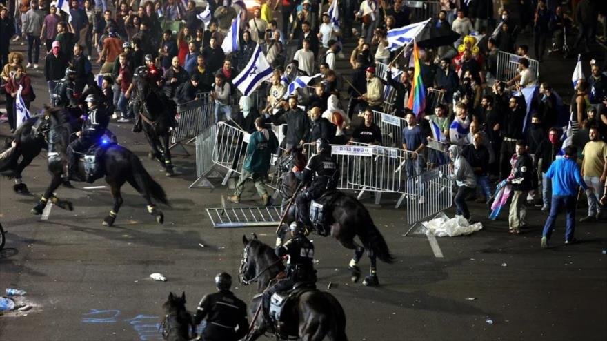 Los manifestantes chocan con la policía durante una manifestación contra la reforma judicial del gabinete israelí en Tel Aviv, 27 de marzo de 2023. (Foto: AFP)