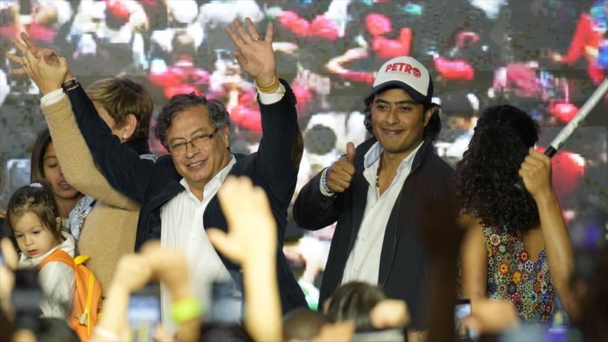 El presidente de Colombia, Gustavo Petro, (izq.) saluda a sus seguidores con su hijo Nicolás Petro, en la noche electoral en Colombia, 29 de mayo de 2022. (Foto: AP)