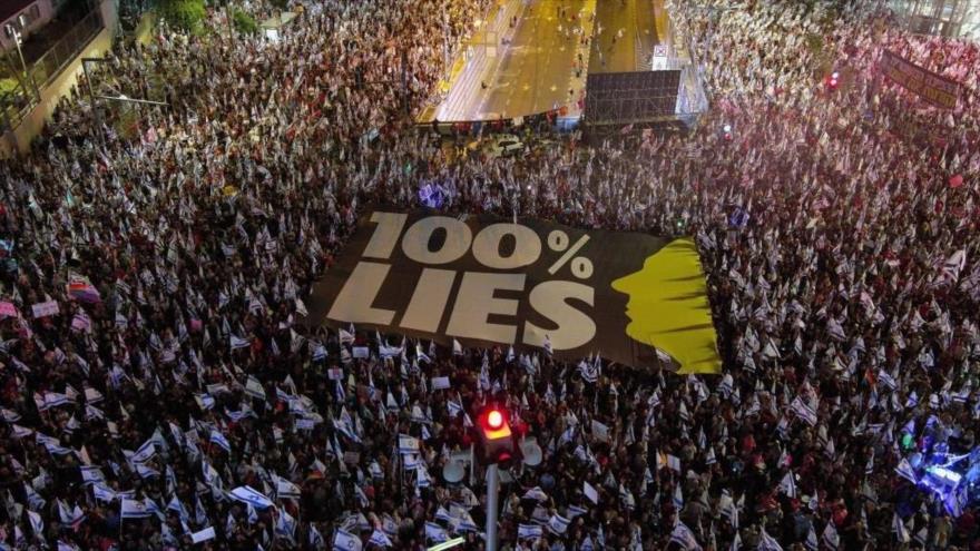 Manifestantes israelíes protestan contra el plan de la reforma judicial en Tel Aviv, 5 de agosto de 2023.