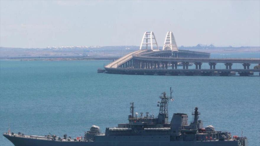 Un buque de guerra ruso navega junto al puente de Kerch, que une territorio ruso con Crimea, 17 de julio de 2023.