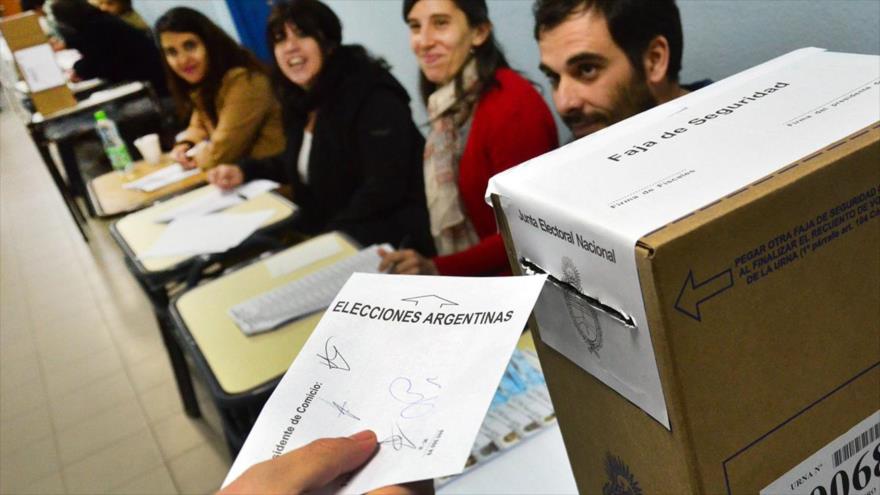 Autoridades de mesa de un centro electoral de Argentina, agosto de 2019.