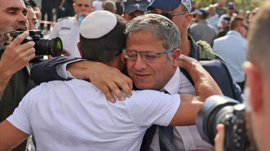 El extremista ministro de seguridad israelí, Itamar Ben-Gvir, abraza a un colono, 1 de agosto de 2023.