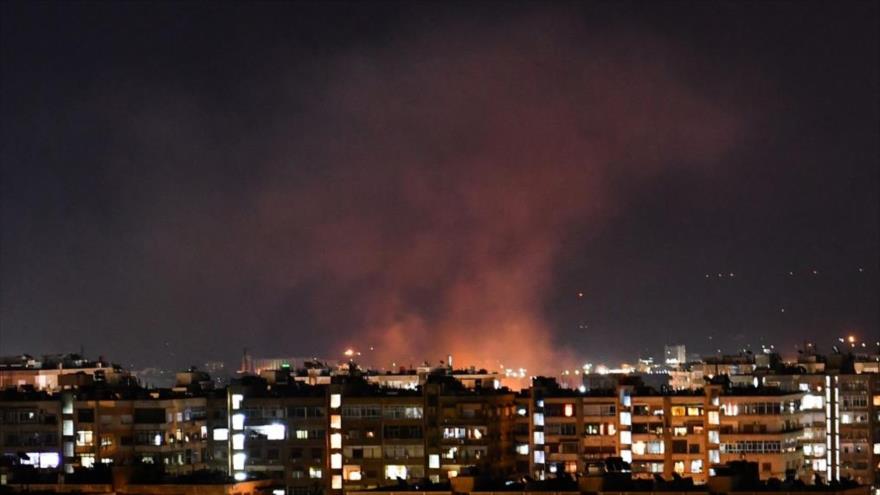 El humo se eleva tras un ataque aéreo israelí al sur de Damasco, la capital de Siria. (Foto: AFP)