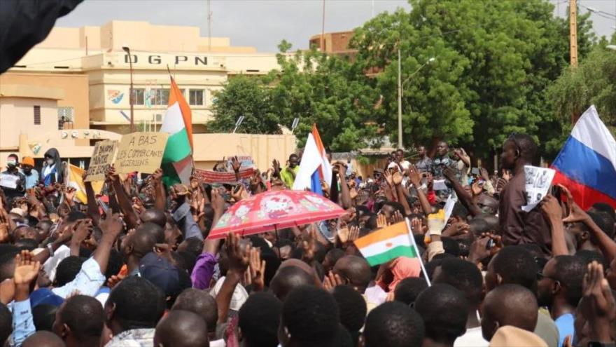 Decenas de miles de personas se manifiestan en Niamey para expresar su apoyo a la junta militar de Níger, 06 de agosto de 2023. Foto: EFE