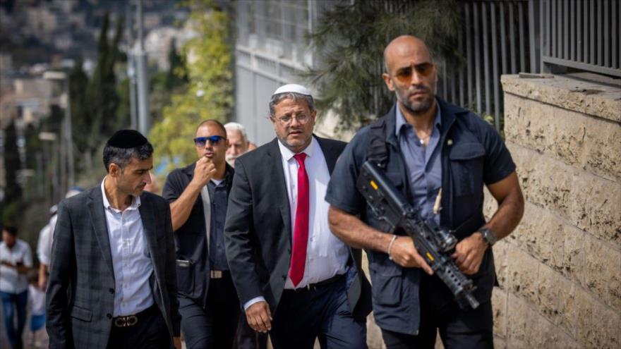 Itamar Ben Gvir es escoltado por guardias durante una visita a un barrio del este de Al-Quds (Jerusalén), 13 de octubre de 2022. (Foto: Flash90)