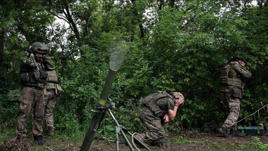 Los militares rusos disparan un mortero de 82 mm en el curso de una operación militar de Rusia en Luhansk, 28 de julio de 2023. (Foto: Sputnik)