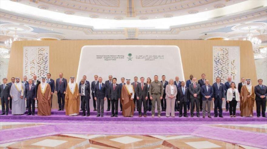 Representantes de más de 40 países posan para una foto en el marco de su reunión sobre la crisis de Ucrania, Yeda, Arabia Saudí, 6 de agosto de 2023.