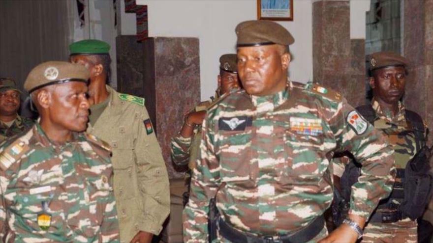 El general Abdourahamane Tiani (dcha), declarado nuevo jefe de Estado de Níger por los líderes del golpe militar, Niamey, 28 de julio de 2023.