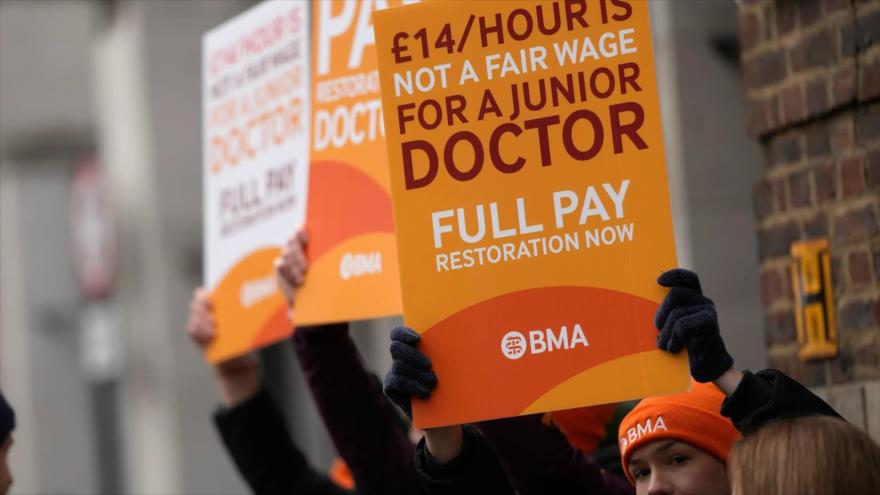 Médicos universitarios protestan frente al Hospital St Marys en Londres, capital británica, 14 de marzo de 2023.