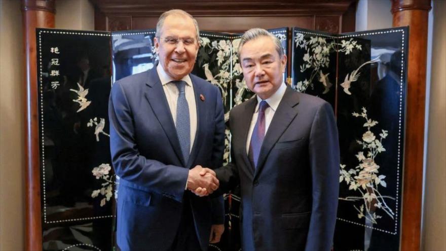 Los cancilleres de China y Rusia, Wang Yi y Serguéi Lavrov, respectivamente, en una reunión en Yakarta, Indonesia, julio de 2023. (Foto: AFP)