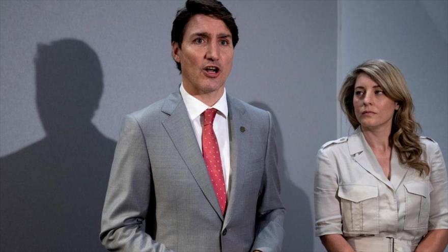 El primer ministro de Canadá, Justin Trudeau, habla junto a su ministra de Relaciones Exteriores, Melanie Joly, en Kigali, Ruanda, 24 de junio de 2022.