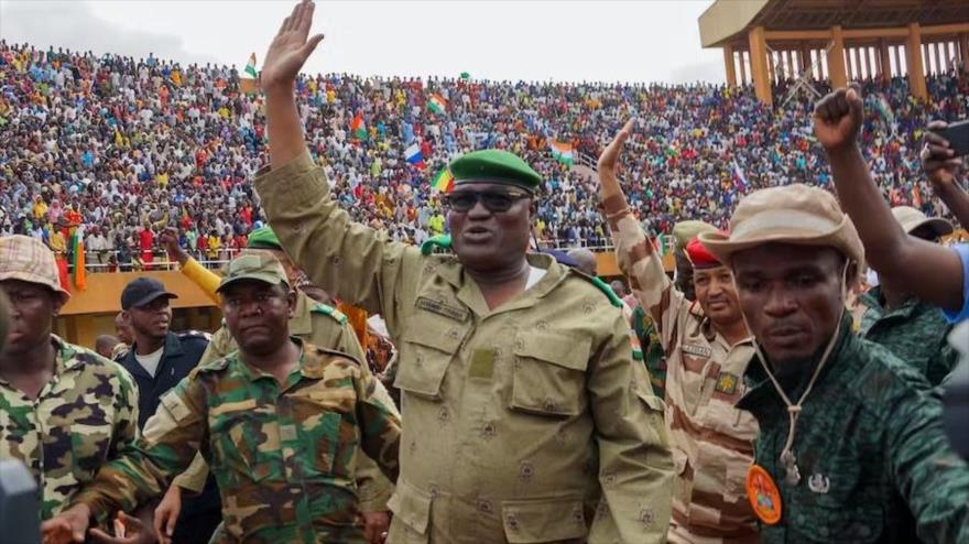  Los líderes golpistas de Níger saludan a una multitud de simpatizantes en Niamey, 6 de agosto de 2023. (Foto: Getty Images)