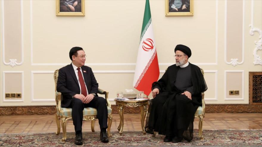 El presidente iraní, Seyed Ebrahim Raisi (dcha.), reunido con el presidente de la Asamblea Nacional de Vietnam, Vuong Dinh Hue, en Teherán, 8 de agosto de 2023.
