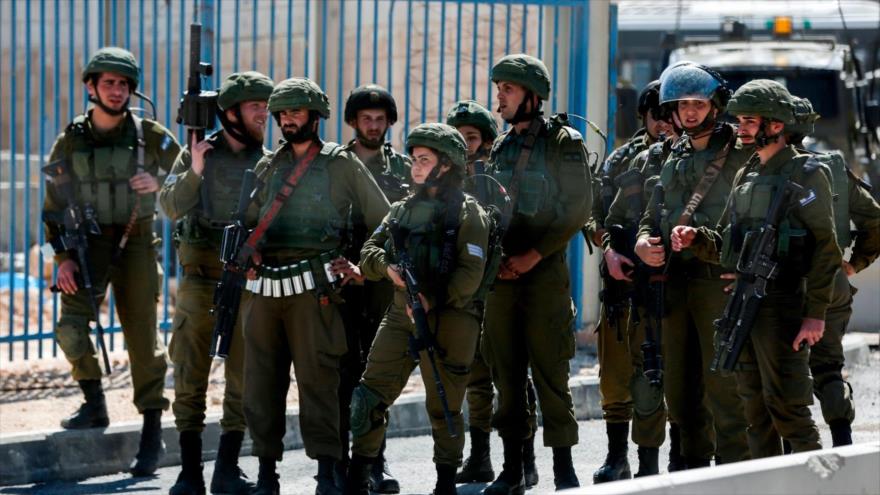 Los soldados israelíes montan guardia en el puesto de control de Qalandiya en la Cisjordania ocupada entre Jerusalén y Ramallah, el 7 de marzo de 2018. (Foto: Getty Images) 