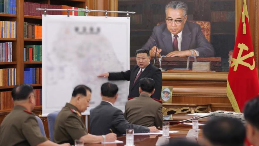 Líder norcoreano, Kim Jong-un, habla en la reunión de la Comisión Militar Central del partido gobernante, Pyongyang, 9 de agosto de 2023. (Foto: KCNA)