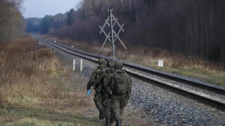 Soldados polacos patrullan el cruce ferroviario en la frontera con Bielorrusia, cerca de Dubicze Cerkiewne, 5 de diciembre de 2021. (Foto: Reuters)