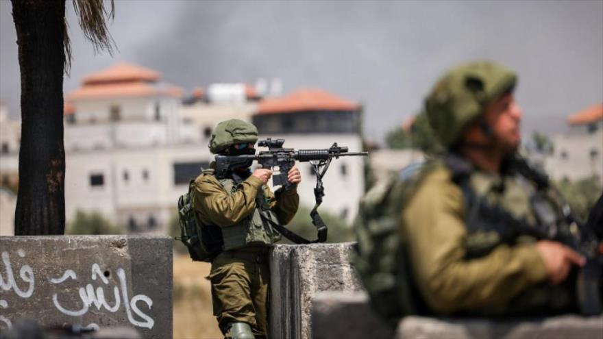 Soldados israelíes disparan a palestinos en la entrada del pueblo de Turmus Aya, 21 de junio de 2023. (Foto: FLASH90)