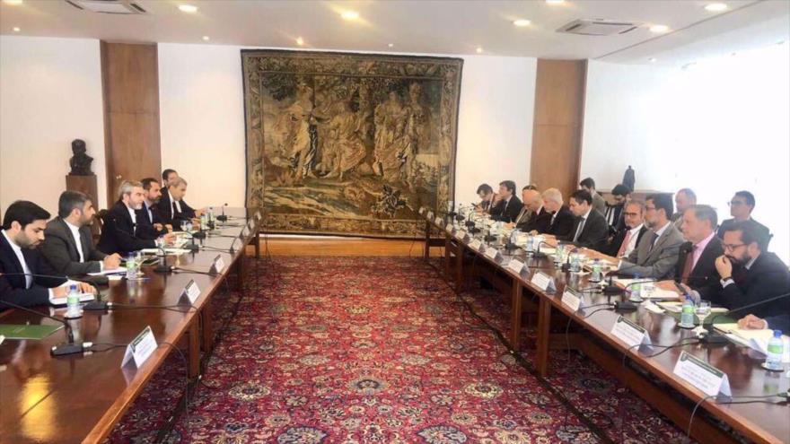 La delegación iraní encabezada por el vicecanciller, Ali Baqeri Kani (izda.), en la 12ª sesión de consultas políticas entre Irán y Brasil, Brasilia, 9 de agosto de 2023.