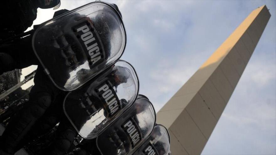 Policías desplazados al lado del monumento El Obelisco, en Buenos Aires, capital de Argentina.