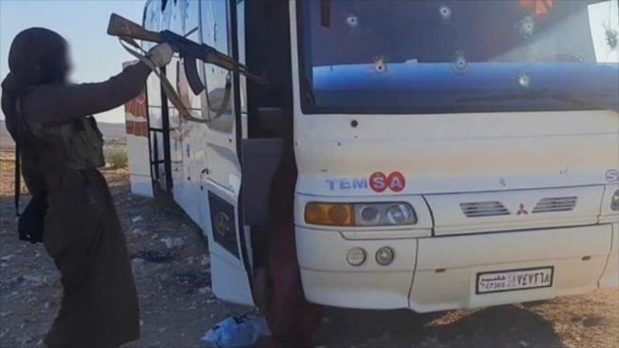 Un autobús de las fuerzas sirias atacado por el grupo terrorista Daesh en Al-Raqa.
