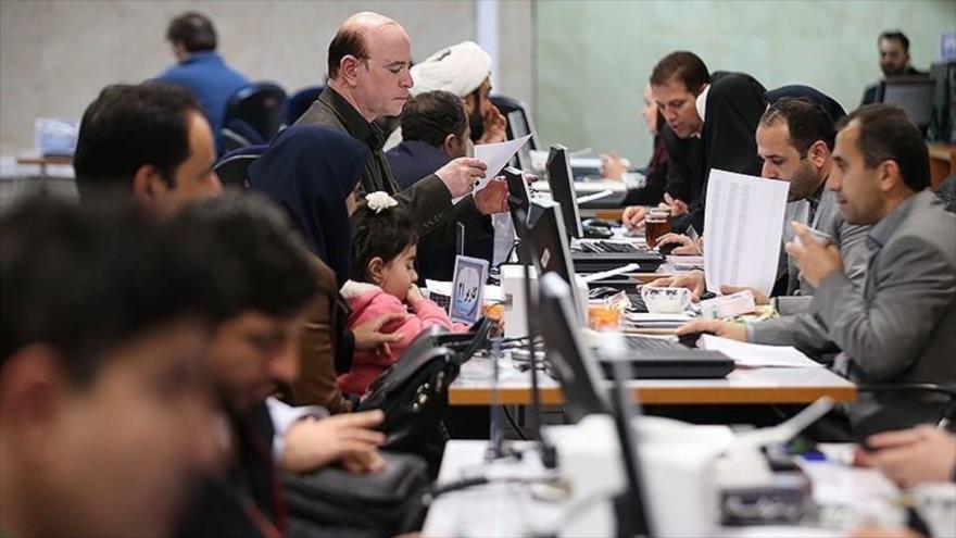 Un centro de la inscripción de los candidatos de las elecciones parlamentarias de 2020 en Irán.