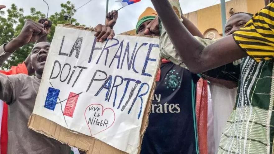 Manifestantes sostienen una pancarta contra Francia que dice: “Francia debe irse”, durante una congregación en la capital de Níger, Niamey, 3 de agosto de 2023.