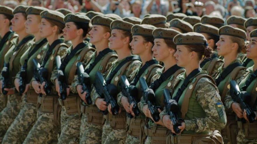 Mujeres soldado en el Ejército de Ucrania participan en un desfile militar.