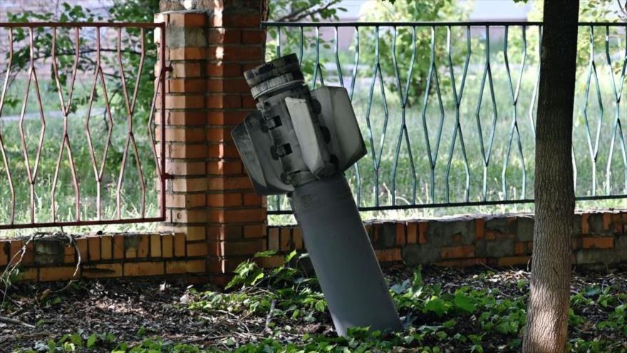 Una bomba de racimo que no ha explotado después de un bombardeo en este de Ucrania. 