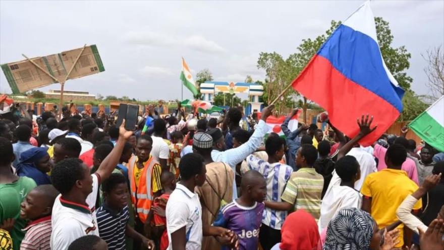 Los nigerinos manifiestan contra Francia mientras sostienen la bandera de Rusia, Niamey, la capital rusa, 11 de agosto de 2023.