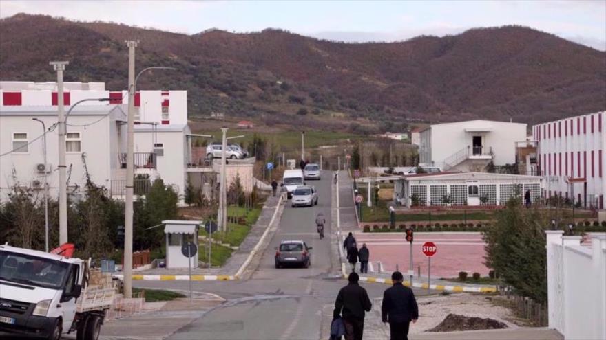 Miembros del grupo terrorista MKO en el campamento Ashraf-3, cerca de Tirana, capital de Albania, 4 de marzo de 2020. (Foto: AFP)