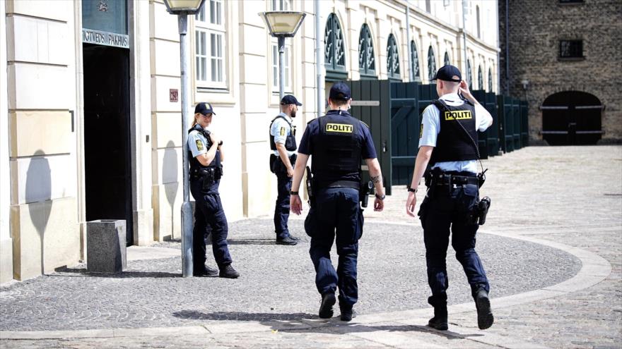 Oficiales de policía de Dinamarca vigilan un lugar en Copenhague, la capital, 24 de junio de 2023. (Foto: EPA)