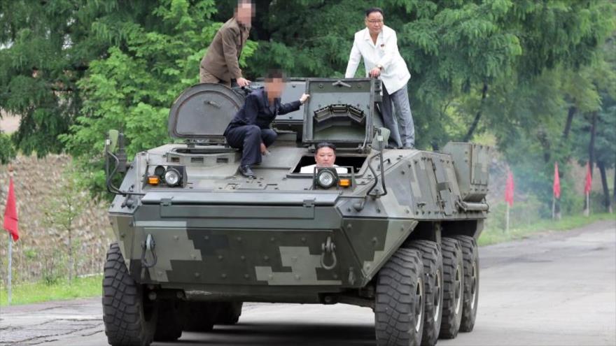 Kim Jong-un conduce un blindado durante una inspección a las fábricas de armamento norcoreanas. (Foto: KCNA)