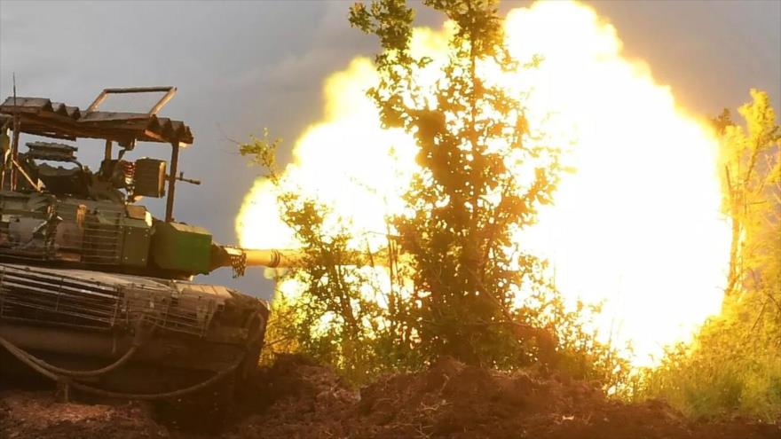 Un tanque del Ejército de Rusia en acción durante una operación contra las fuerzas ucranianas. 