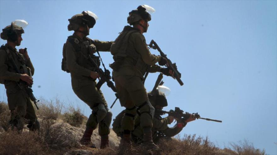 Fuerzas de seguridad israelíes apuntan sus armas contra los palestinos durante una protesta cerca de la ciudad de Nablus, Cisjordania, 17 de septiembre de 2021.