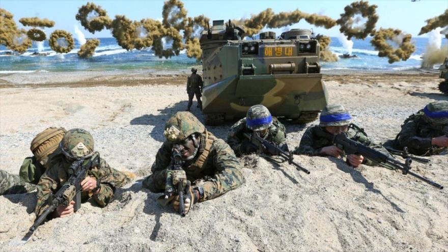 Marines estadounidenses y surcoreanos toman durante un ejercicio militar conjunto en Corea del Sur. (Foto: AP)